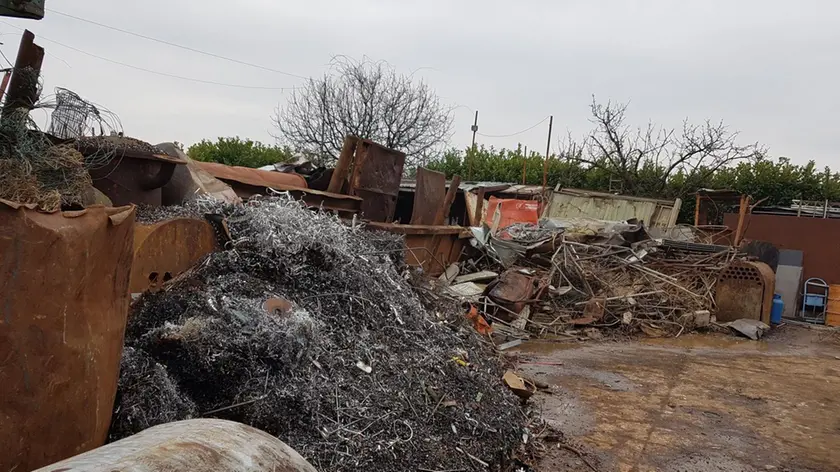 Una discarica a cielo aperto di materiale ferroso