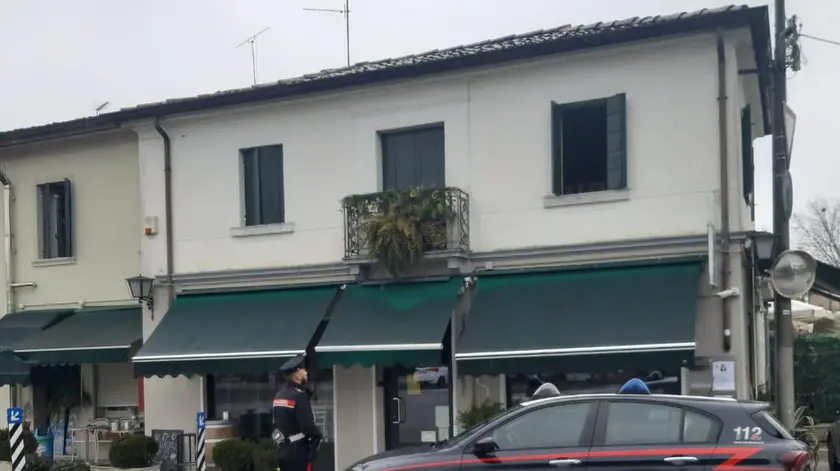 La finestra da cui si è lanciato per salvari il 33enne a Oderzo