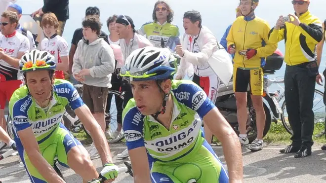 Italian Vincenzo Nibali (R) of Liquigas is followed by compatriot team mate Ivan Basso as he pedals to win the 205-km-long 14th stage of the 93rd Giro d'Italia cycling tour from Ferrara to Asolo, in the province of Treviso, on 22 May 2010. Spanish David Arroyo Duran of Caisse d'Epagne catched the overall leader's pink jersey. EPA/CARLO FERRARO \n