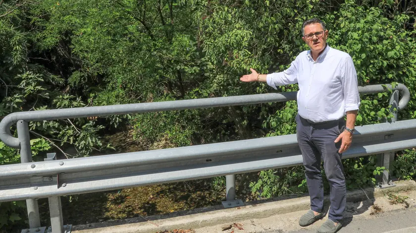 Il sindaco Stefano Marcon indica le sponde del fiume completamente prive di manutenzione
