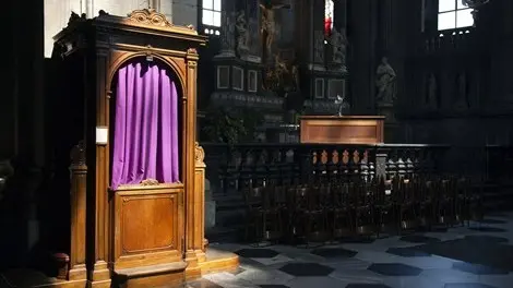Un confessionale, le avance del prete sarebbero avvenute durante il rito della penitenza