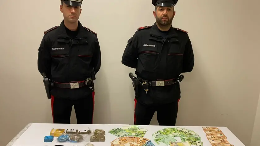 Fermato per un controllo, in auto aveva due etti di droga
