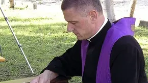 2009 , CAMERE A GAS? PER DISINFETTARE. Don Floriano Abrahamowicz, capo della comunita' lefebvriana del Nordest, in un'immagine di repertorio. ''Io so che le camere a gas sono esistite almeno per disinfettare, ma non so dire se abbiano fatto morti oppure no, perche' non ho approfondito la questione''. Lo dice don Floriano Abrahamowicz in un'intervista alla Tribuna di Treviso. ''Tutta questa polemica sulle esternazioni di monsignor Williamson riguardo l'esistenza delle camere a gas - afferma il sacerdote tradizionalista - e' una potentissima strumentalizzazione in funzione anti-Vaticano". Secondo il presidente della Regione Veneto Giancarlo Galan, i preti che negano l'Olocausto dovrebbero togliersi l'abito talare. DAVIDE BOLZONI / ANSA / DC