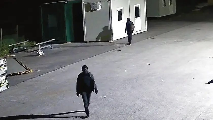 I due ladri nel piazzale di una della aziende svaligiate a San Polo di Piave