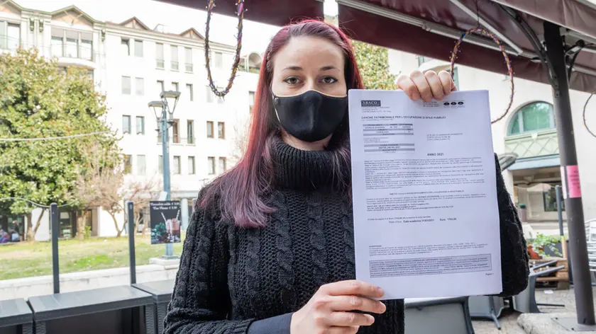 Samantha Granziera, titolare de “Le Rose bistrot” in Corte delle Rose, mostra l’avviso di pagamento