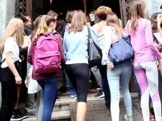Primo giorno di scuola al Liceo Caetani a Roma, 14 settembre 2015 ANSA/FABIO CAMPANA
