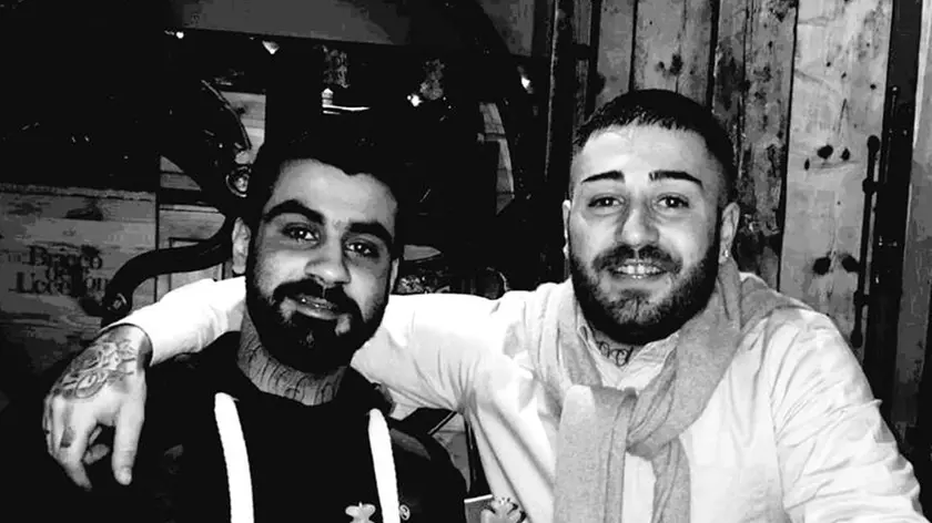 FOTO DA PROFILO FACEBOOK DI LORENZO MARINELLI. Daniel Daniel Bazzano (S) e Lorenzo Marinelli (D) in una foto da Facebook, i due giovani si sono costituiti alla polizia e hanno confessato di aver sparato "per errore" a Manuel Bortuzzo.6 febbraio 2019. FACEBOOK +++ATTENZIONE LA FOTO NON PUO' ESSERE PUBBLICATA O RIPRODOTTA SENZA L'AUTORIZZAZIONE DELLA FONTE DI ORIGINE CUI SI RINVIA+++