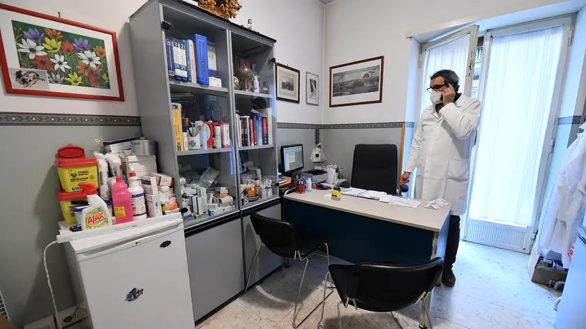 Un pediatra nel suo ambulatorio, In arrivo rinforzi per la Marca