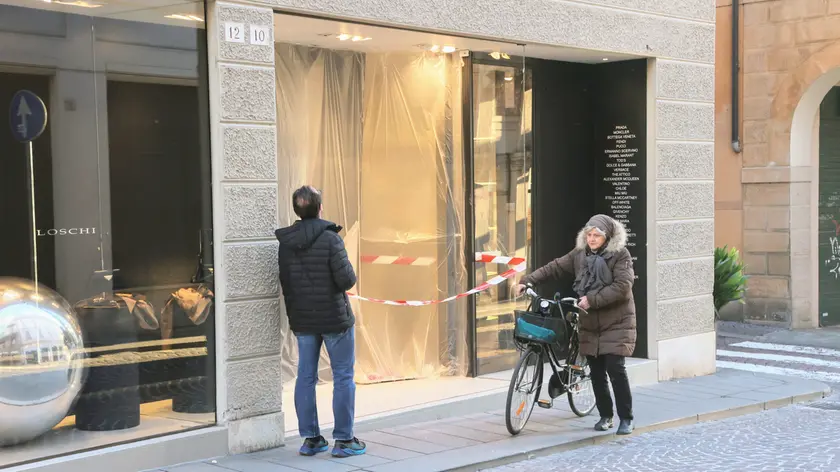 Spaccata alla boutique Loschi in centro a Treviso: trovata l'auto ariete