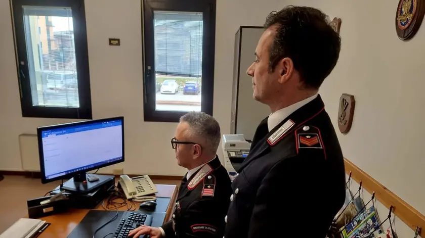 Due carabinieri al lavoro al pc, durante una indagine sulle truffe telefoniche