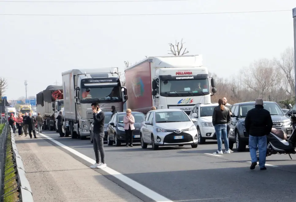 de wolansk agenzia fotofilm treviso incendio camion tangenziale