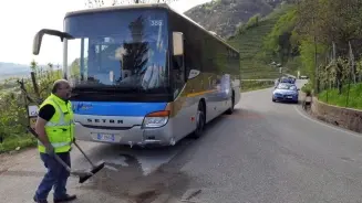 La corriera di linea contro la quale si è schiantato Loris Favaro A destra la vittima