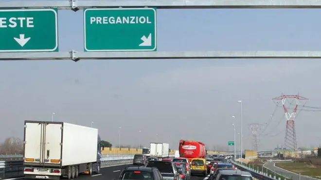 BORIN PREGANZIOL CODA E TRAFFICO AL CASELLO DI USCITA DEL PASSANTE AGENZIA FOTOGRAFICA FOTOFILM