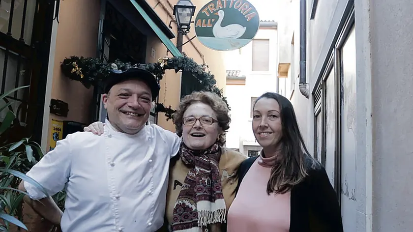 Gigi Chiarelli e Federica Mattiazzo, al centro Luisa Sponchia, sorella di Nerina , davanti alla trattoria Oca Bianca