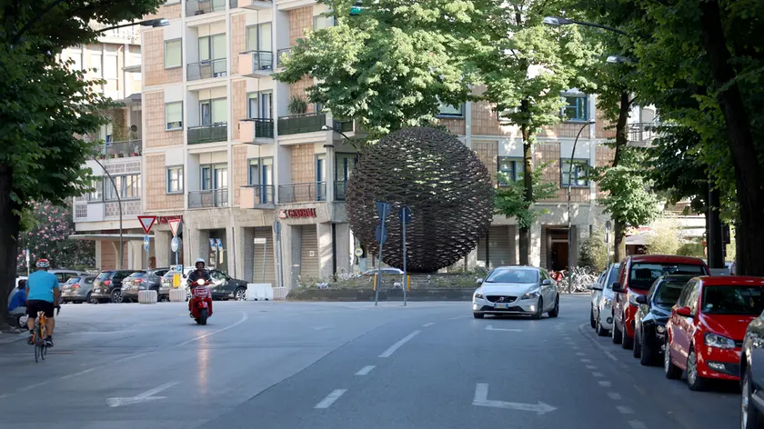 Lo slargo di via Roma con la sfera dello scultore Benetton: a poco distanza, lo sfratto dell’anziana signora
