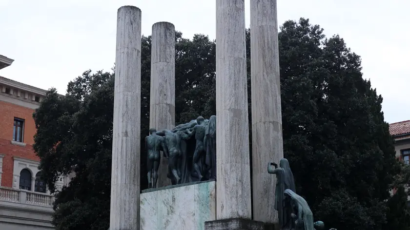 Il monumento di piazza Vittoria: prima del via al cantiere del park dovrà essere smontato