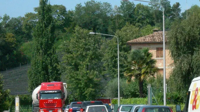 BORIN CONEGLIANO CODE AUTO ASFALTATURA ROTONDA VIA ORTIGARA ore 13 fotocronaca conegliano asfaltatura rotonda parè