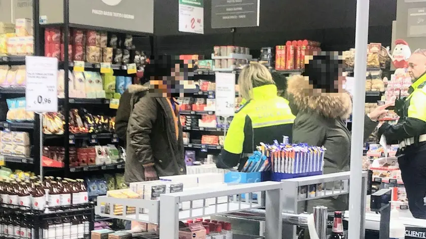 La polizia locale al Pam di Treviso