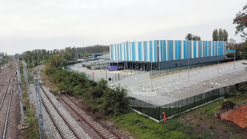 Il capannone logistico realizzato da Amazon alle Stiore due anni fa e rimasto vuoto