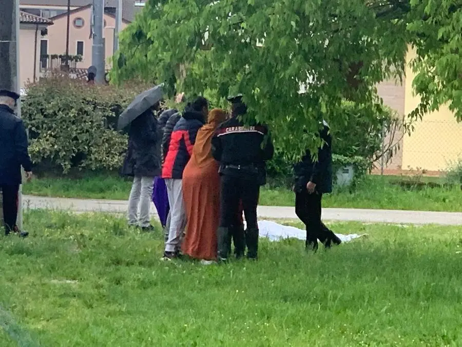 I genitori sul luogo dell'omicidio a Varago