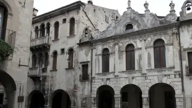 Sopra la facciata della chiesa della Natività della Beata Vergine in pieno centro a Serravalle A destra don Roberto Camilotti e Roberto Camerin