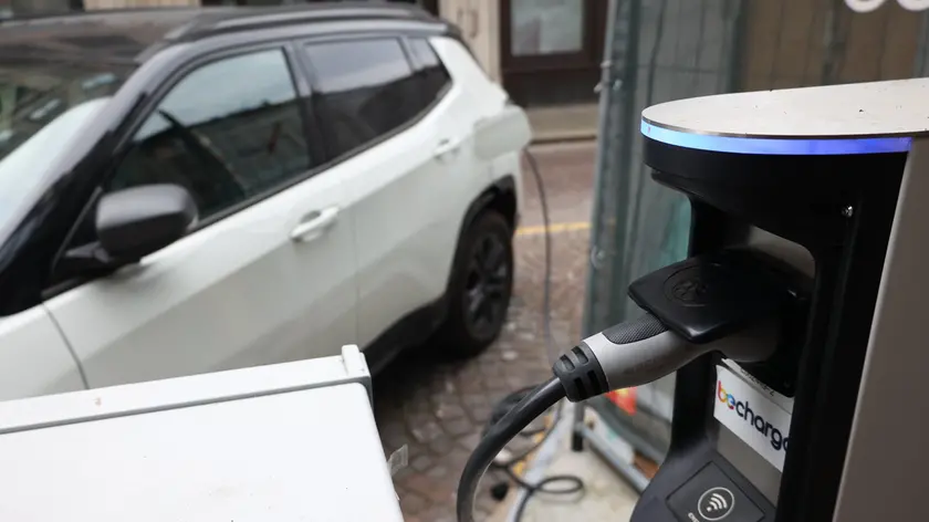 La ricarica di un'auto elettrica in centro a Treviso