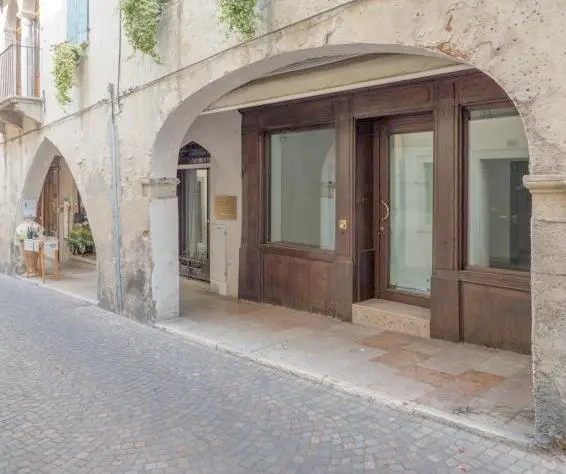 Le vetrine di via Browning che da venerdì ospiteranno l’attività che ad Asolo non esiste