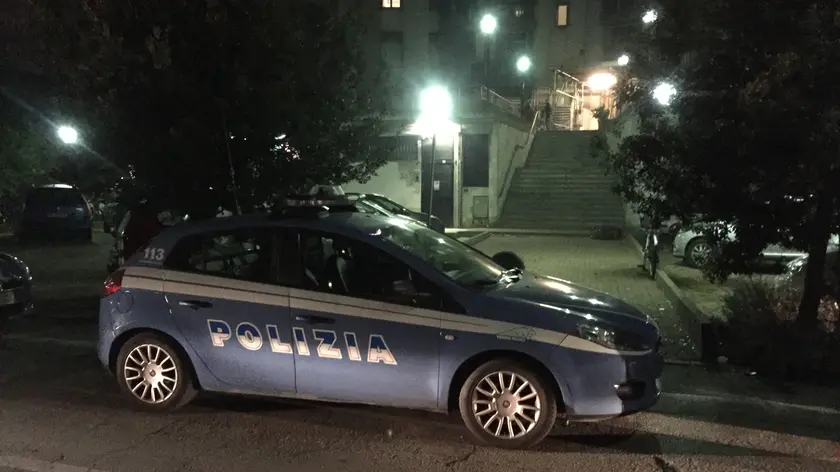 La polizia sotto il grattacielo di via Pisa