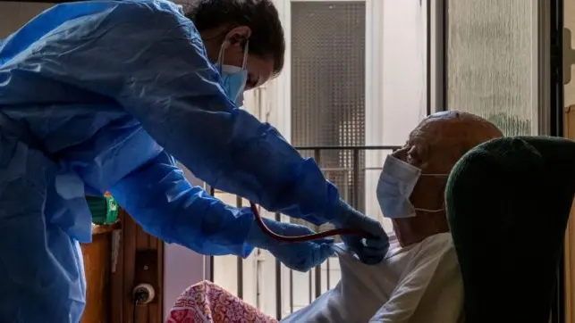 epa08439677 A nurse provides cares to a patient during a house call visit in Barcelona, Catalonia, north eastern Spain, 23 May 2020. These kinds of home services have been crucial to stop the spread of the COVID-19 coronavirus pandemic, by providing tests and cares to people with low mobility or on isolation. EPA/ENRIC FONTCUBERTA