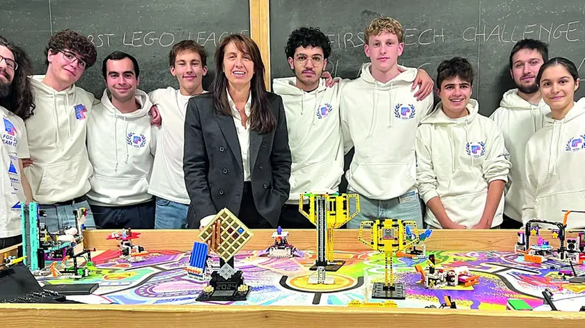 Monica Disarò, ingegnere, con gli studenti del Planck