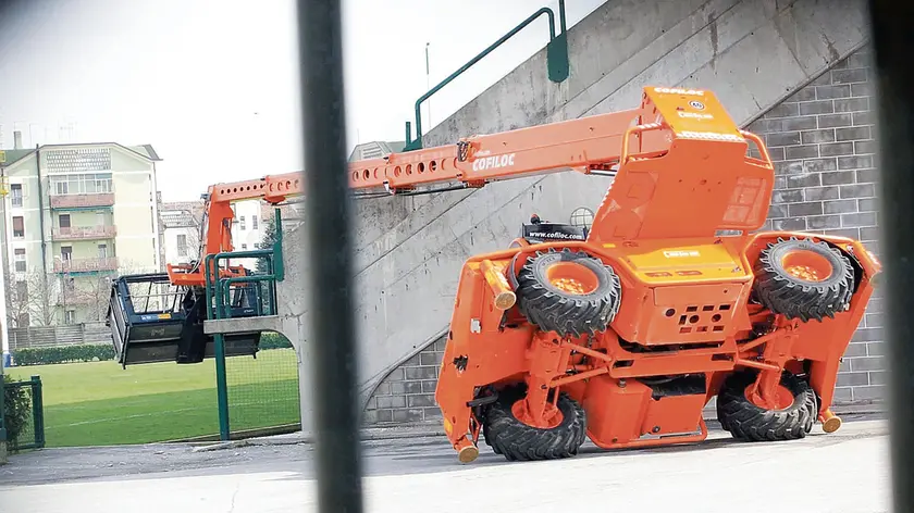 TOME' TREVISO INCIDENTE ALLO STADIO MONIGO, UOMO CADE DALLA GRU