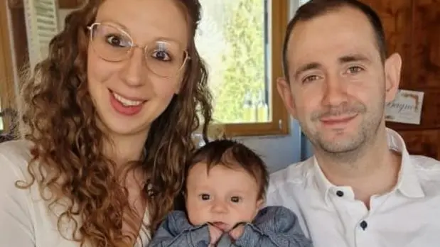 Il piccolo Riccardo tra mamma e papà