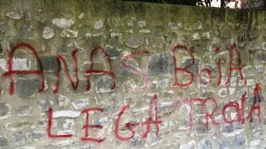 La scritta offensiva contro la Lega e l’Anas