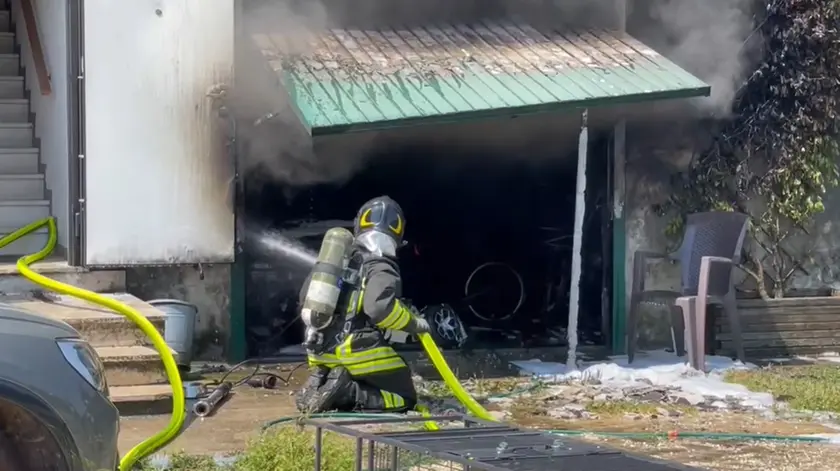 L'intervento di un vigile del fuoco