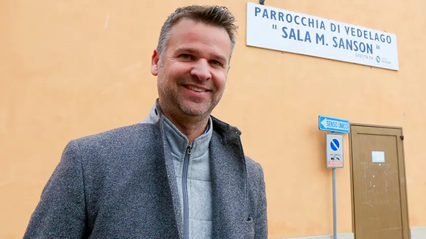DeMarchi Vedelago vice sindaco Marco Perin davanti al cinema teatro