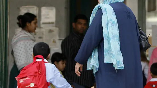 In un'immagine d'archivio alcuni bambini figli di immigrati, nel loro primo giorno di scuola presso la scuola Carlo Pisacane a Roma, uno degli istituti con il novanta per cento di presenze di bimbi di origine straniera. ANSA-MASSIMO PERCOSSI -DBA