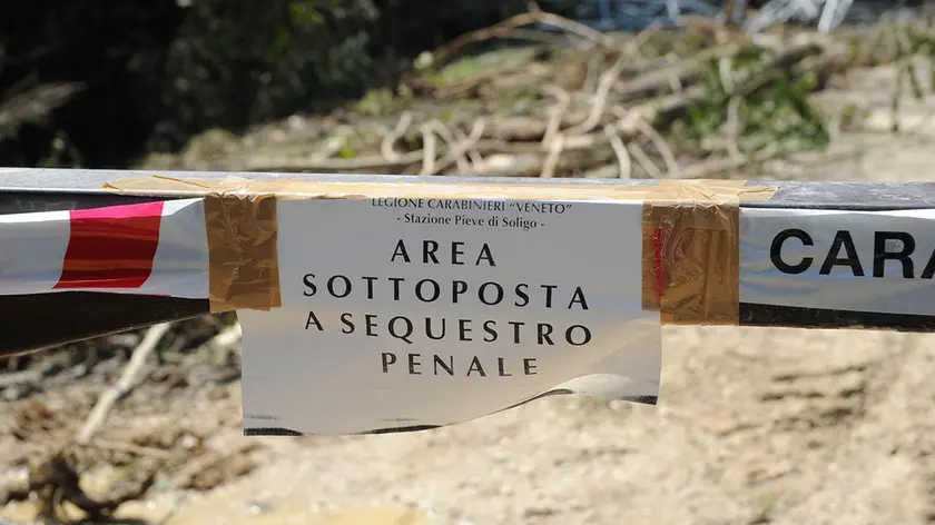 La zona intorno al Molinetto della Croda posta sotto sequestro e recintata per permettere la bonifica dell'area interessata dall'esondazione del torrente Lierza a Refrontolo nel trevigiano, 4 agosto 2014. ANSA/DAVIDE BOLZONI/Riccardo Rizzo