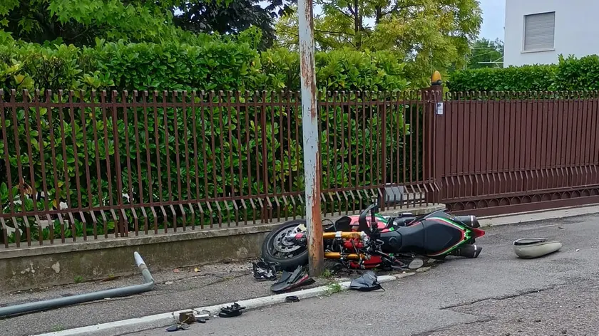 La moto a terra in seguito all'incidente