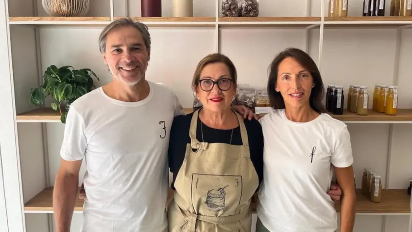 Al centro Mirella Trentinaglia, con la figlia Roberta e il genero Andrea Tarolo