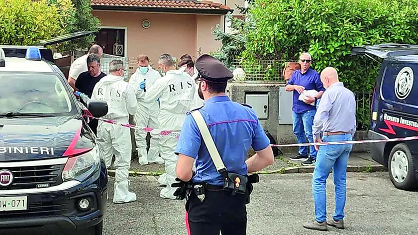 I carabinieri e il Ris di Parma a casa di Franco Battaggia