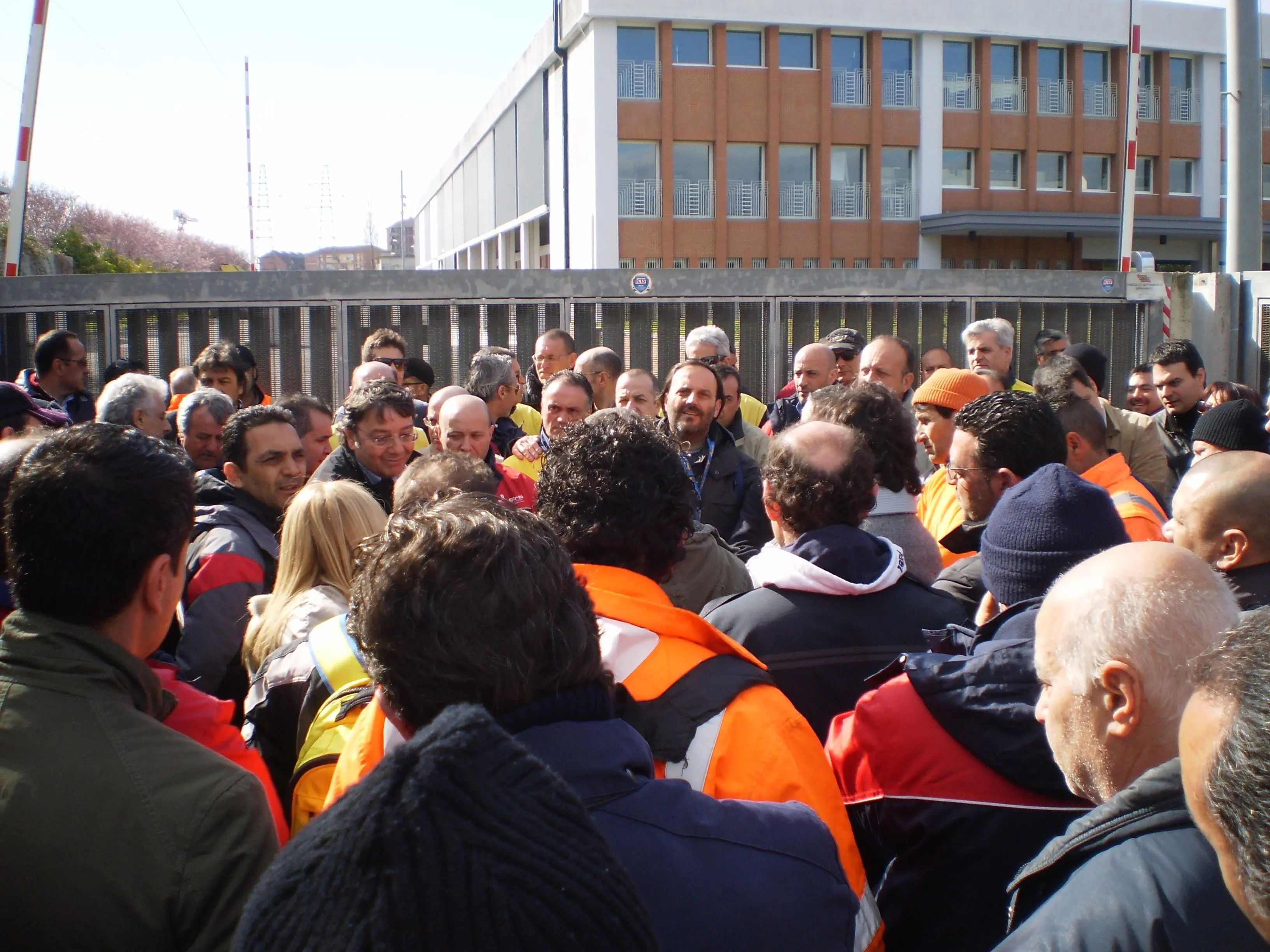 Lavoratori della Sirti in sciopero davanti allo stabilimento di Mareno