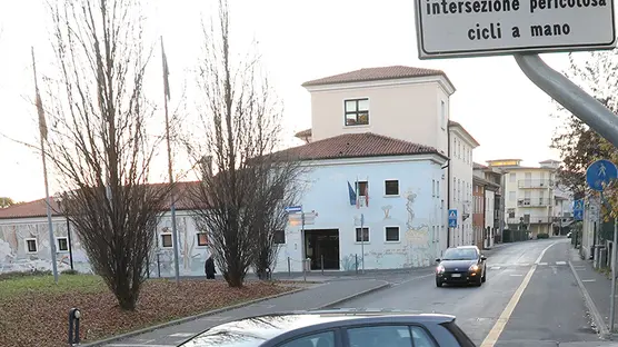 Poloni Montebelluna incrocio pericoloso davanti alla biblioteca