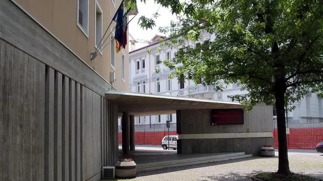 SPRESIANO 12/06/2004 BANDIERE A MEZZASTA DECEDUTO SINDACO BANDIERE A MEZZASTA COMUNE DI SPRESIANO