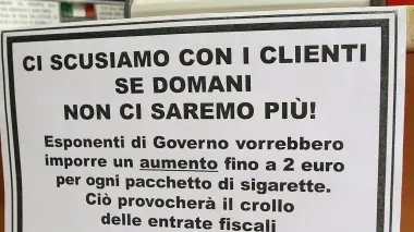 Il cartello di protesta apparso alla tabaccheria San Vito