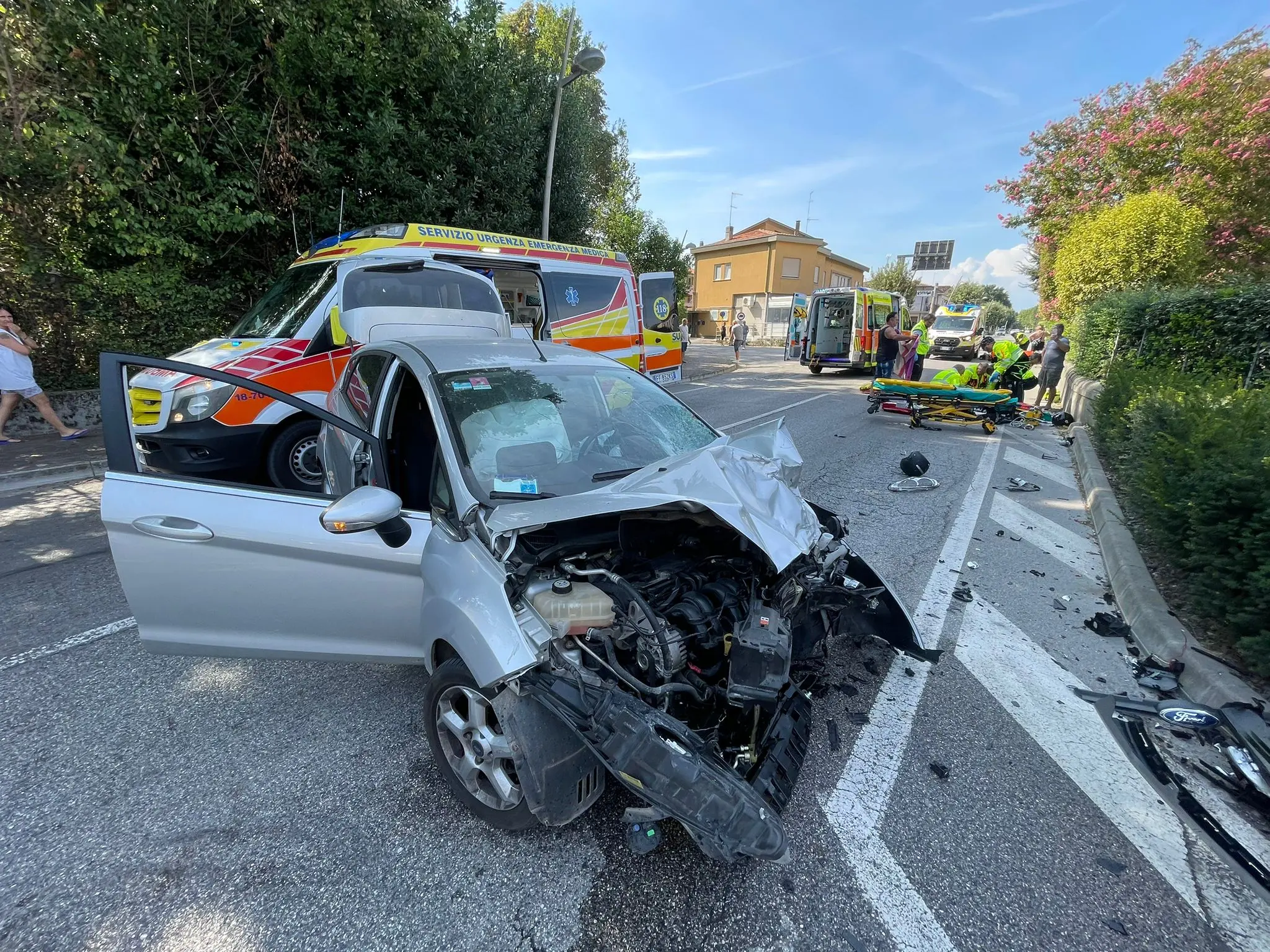 I veicoli distrutti e i soccorsi al lavoro subito dopo l'incidente