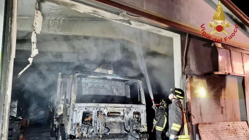 Quel che resta del camion dei vigili del fuoco bruciato a Barcon