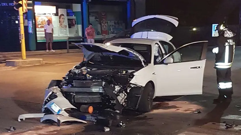 Lo schianto di via Vittorio Veneto (foto vigili del fuoco)