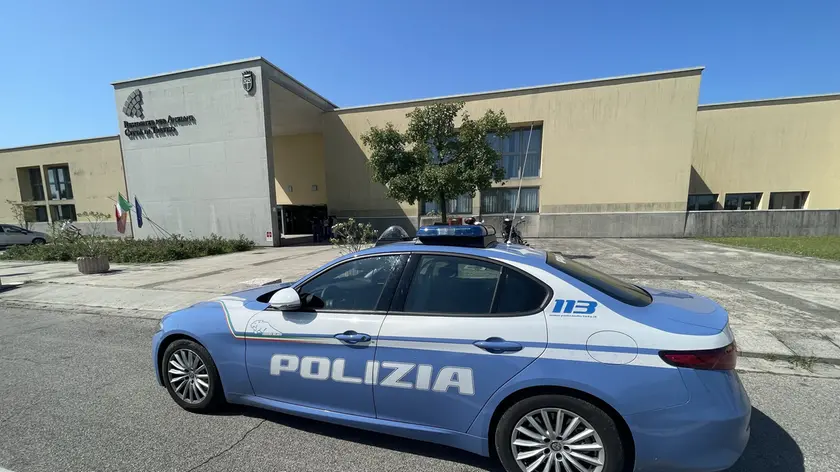 Una pattuglia della polizia davanti alla casa di riposo di via Di Fulvio