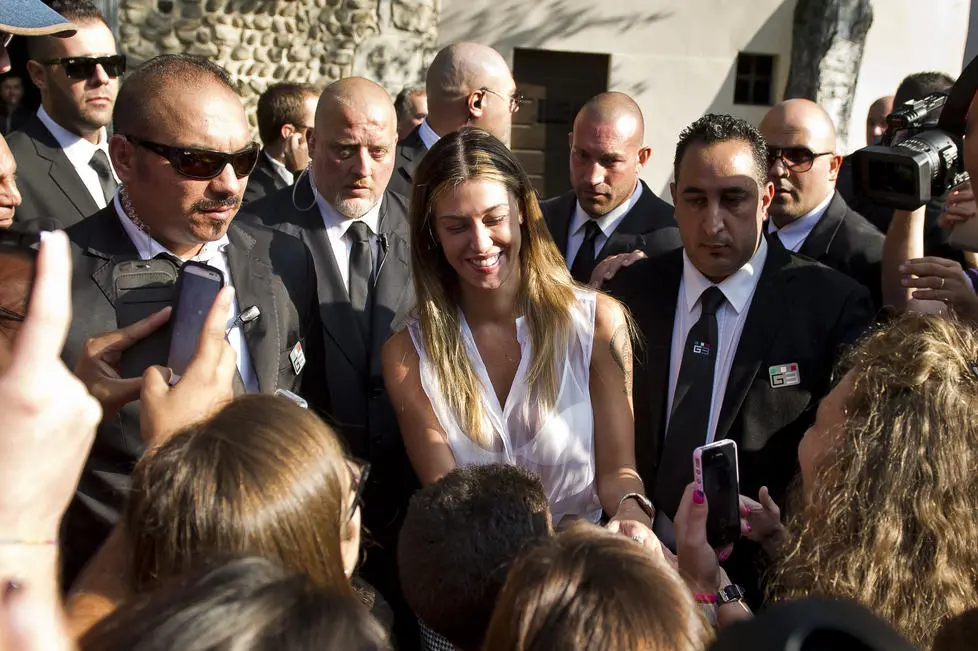 foto Marco Alpozzi - LaPresse.20 09 2013 Comignago (Italia).Gossip.Matrimonio di Belen Rodriguez e Stefano de Martino nella foto: Belen si concede un bagno di folla..photo Marco Alpozzi - LaPresse.20 09 2013 Comignago (Italy).Gossip.Marriage of Belen Rodriguez e Stefano de Martino .In the picture: Belen herself to a massive crowd