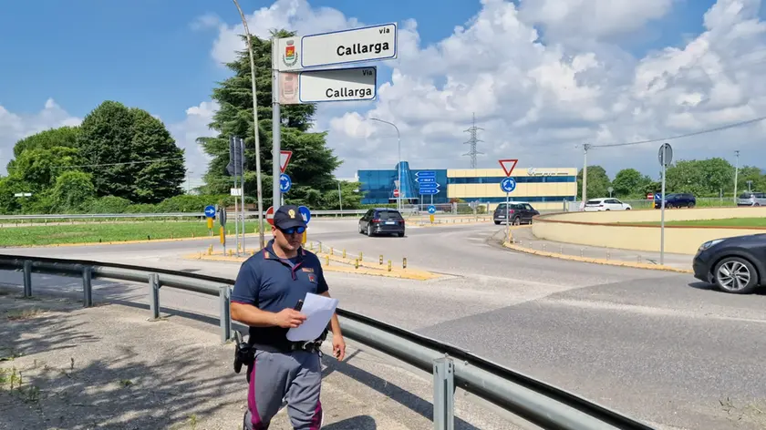 I rilievi della polizia stradale sul luogo dell'incidente a Caerano
